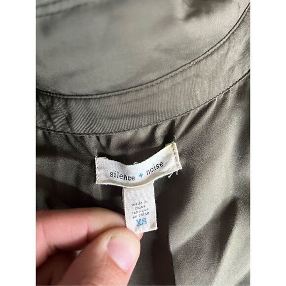 Silence + Noise Gray Long Sleeve Front Pockets Button-Down Shirt Top Size XS - Picture 5 of 7